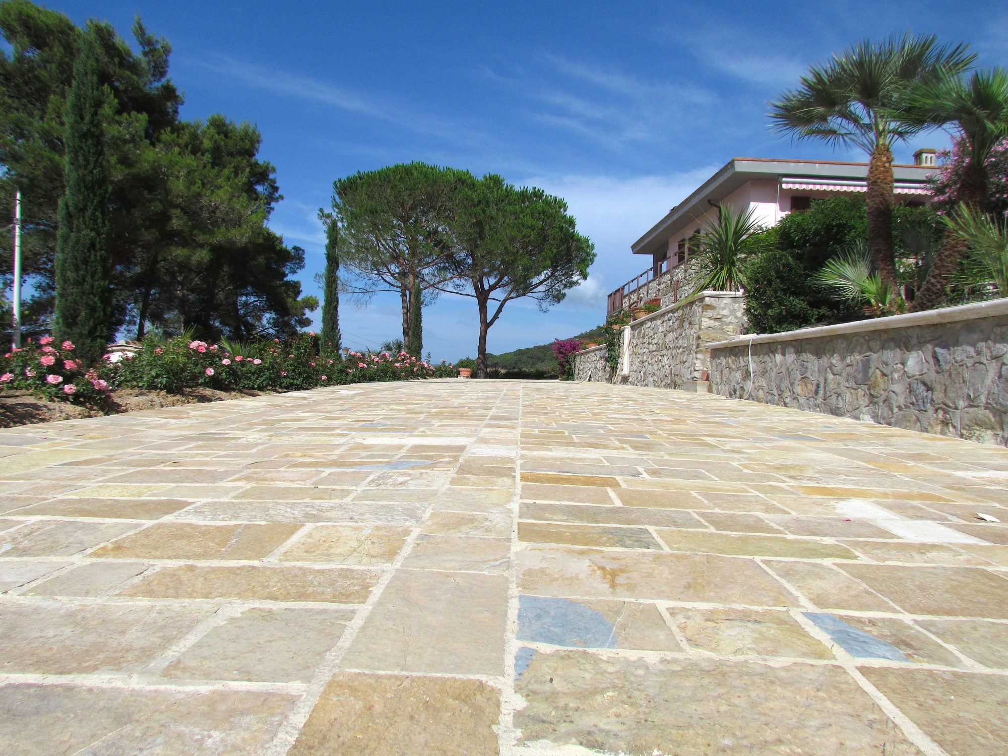 Pavimento esterno in pietra naturale per giardino