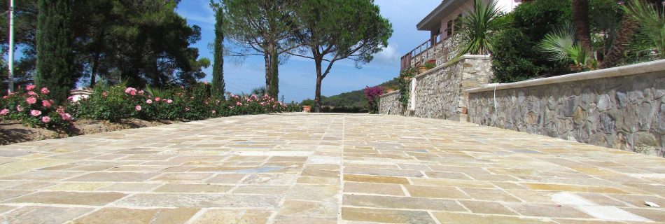 Pavimento esterno in pietra naturale per giardino